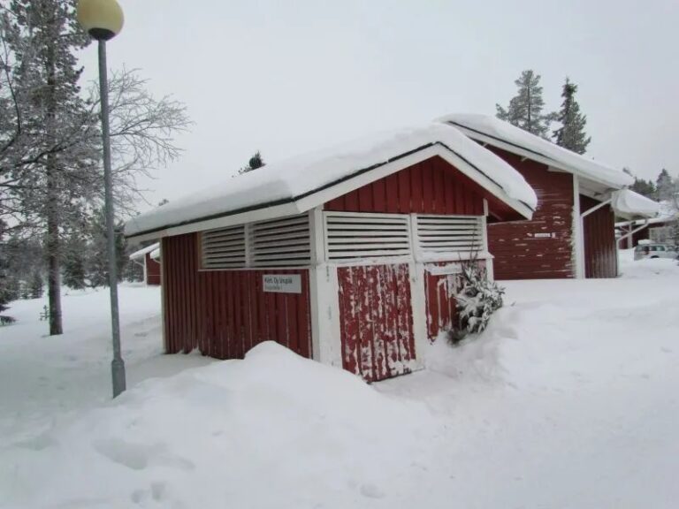 Suksienhuoltotila Onnenmaan pihapiirissä