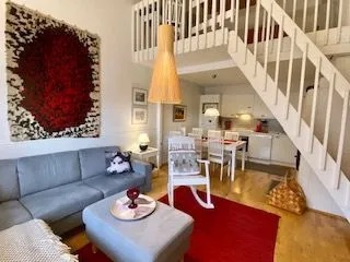 Päivänsäteen olohuone ja parvi