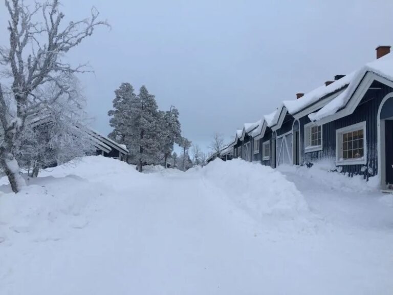 Luminen katu Sinitaivaan edessä